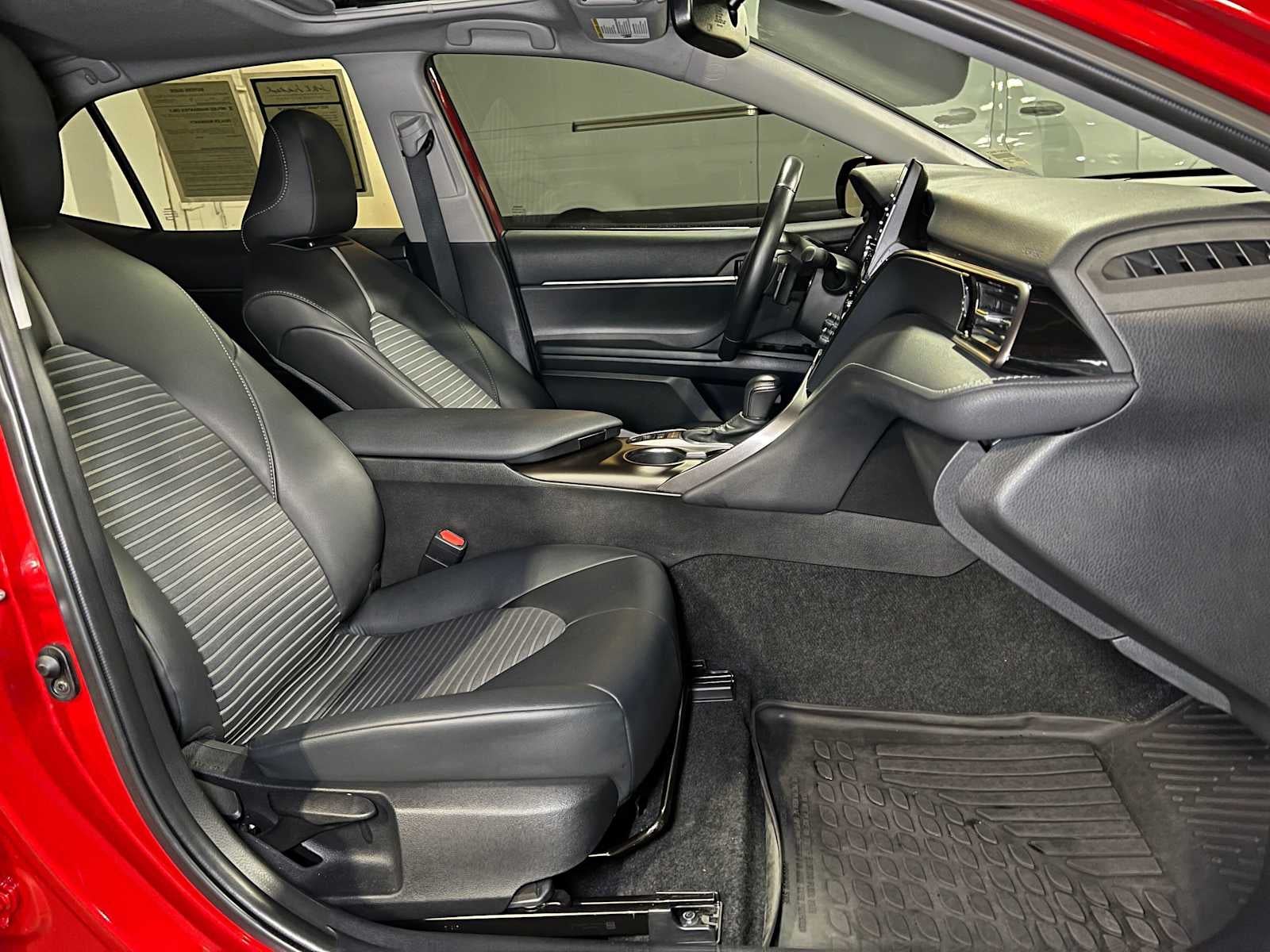 2022 Toyota Camry Hybrid SE