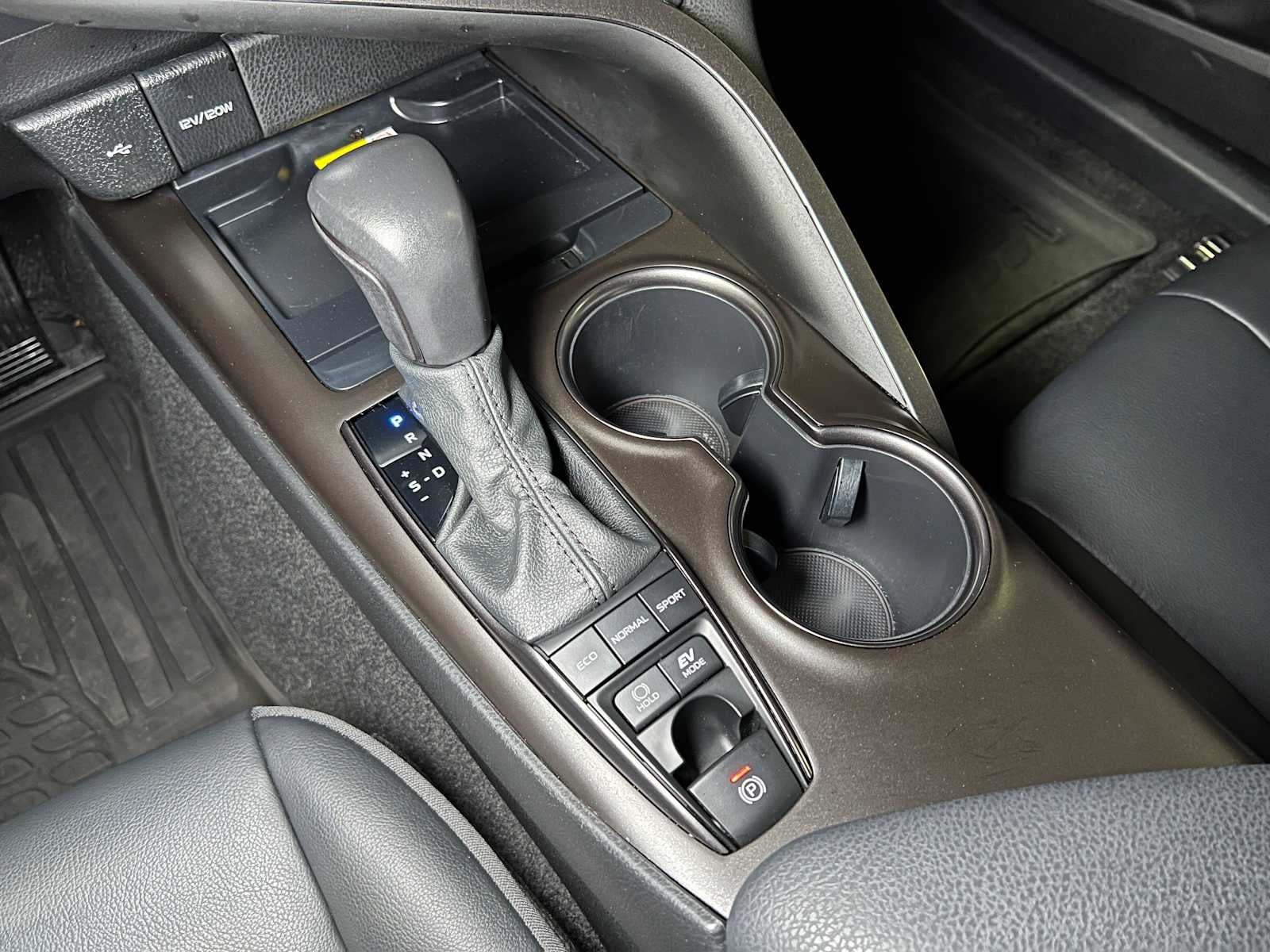 2022 Toyota Camry Hybrid SE