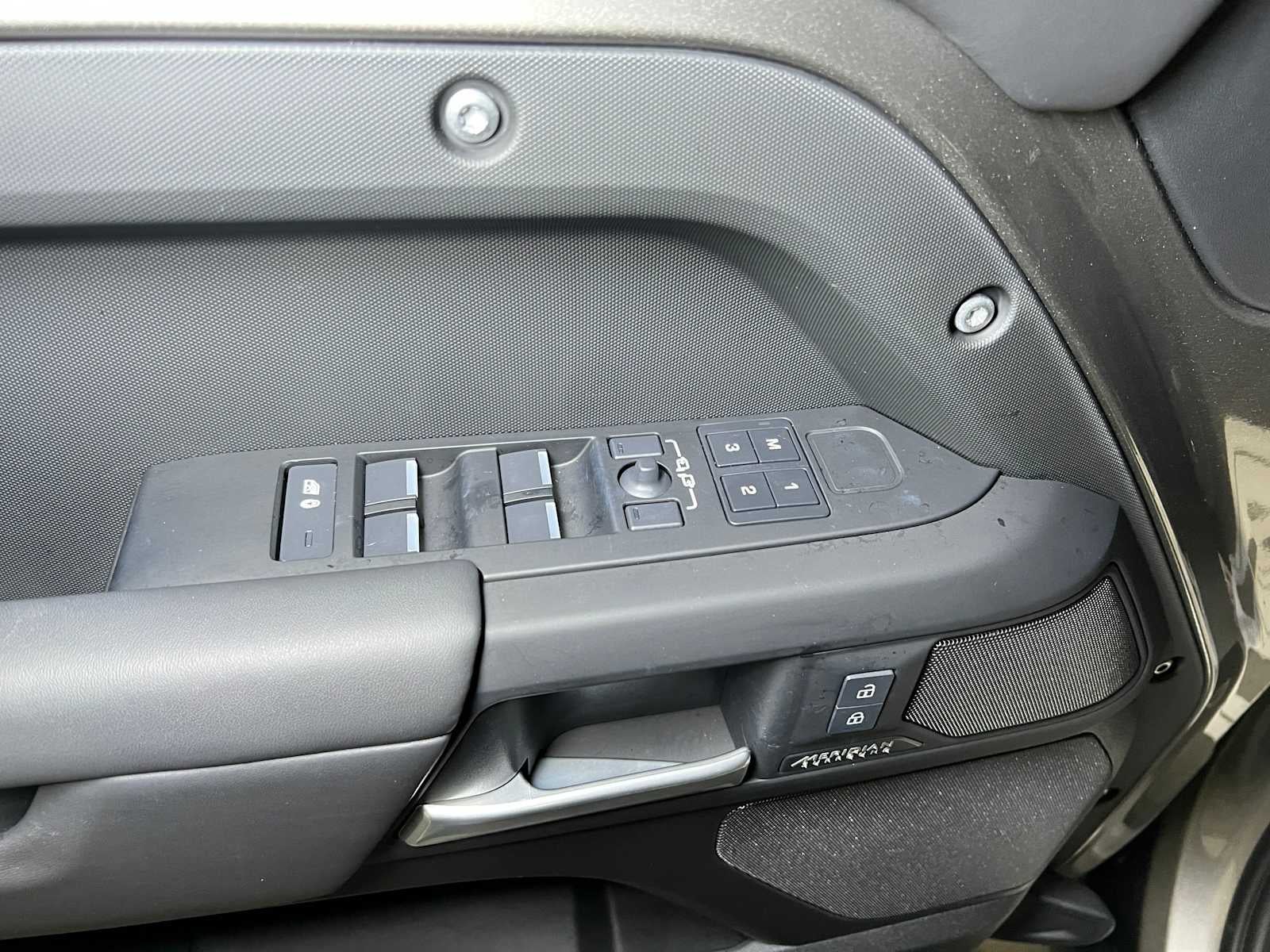 2025 Land Rover Defender X-Dynamic SE