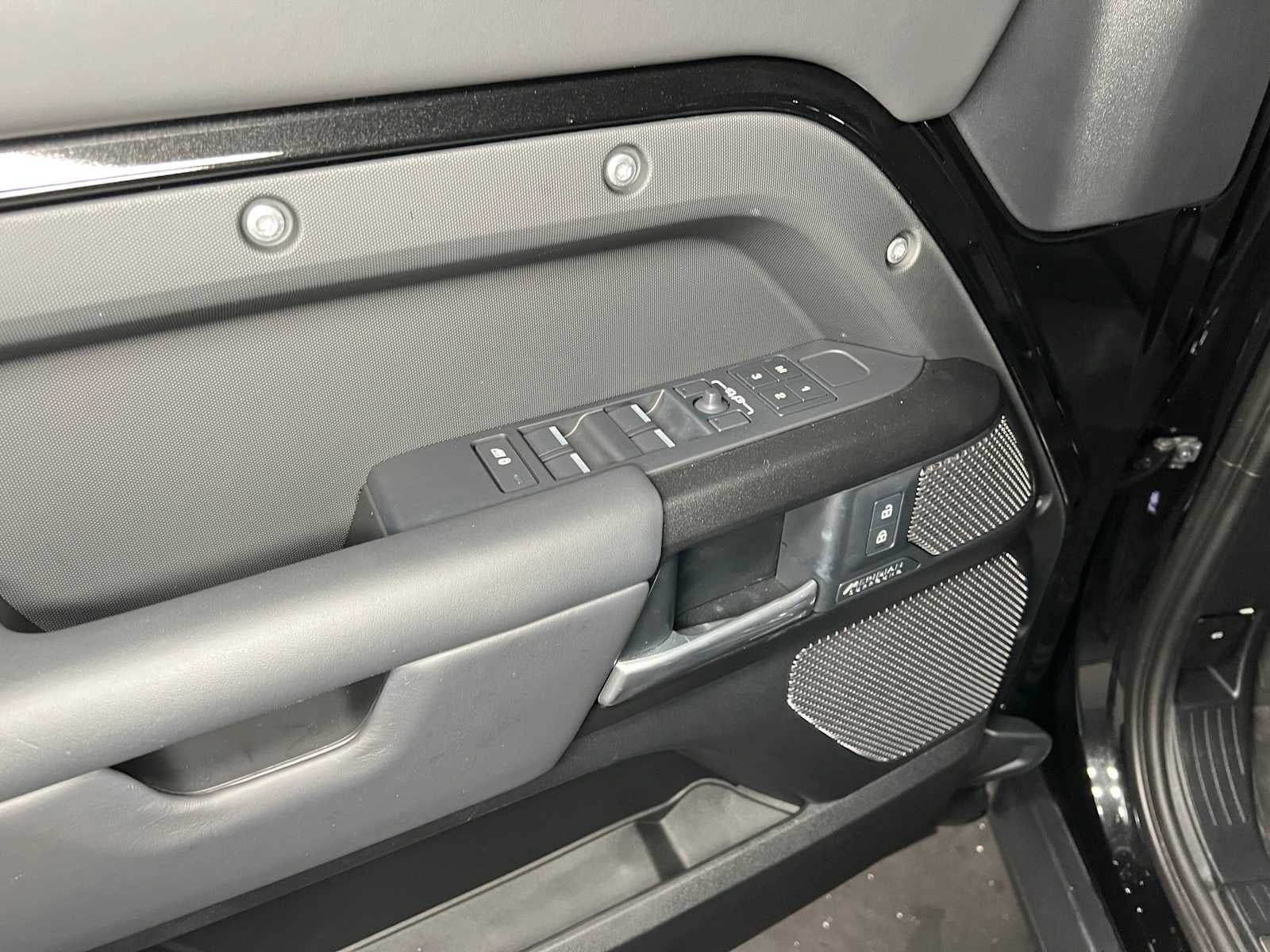 2024 Land Rover Defender V8