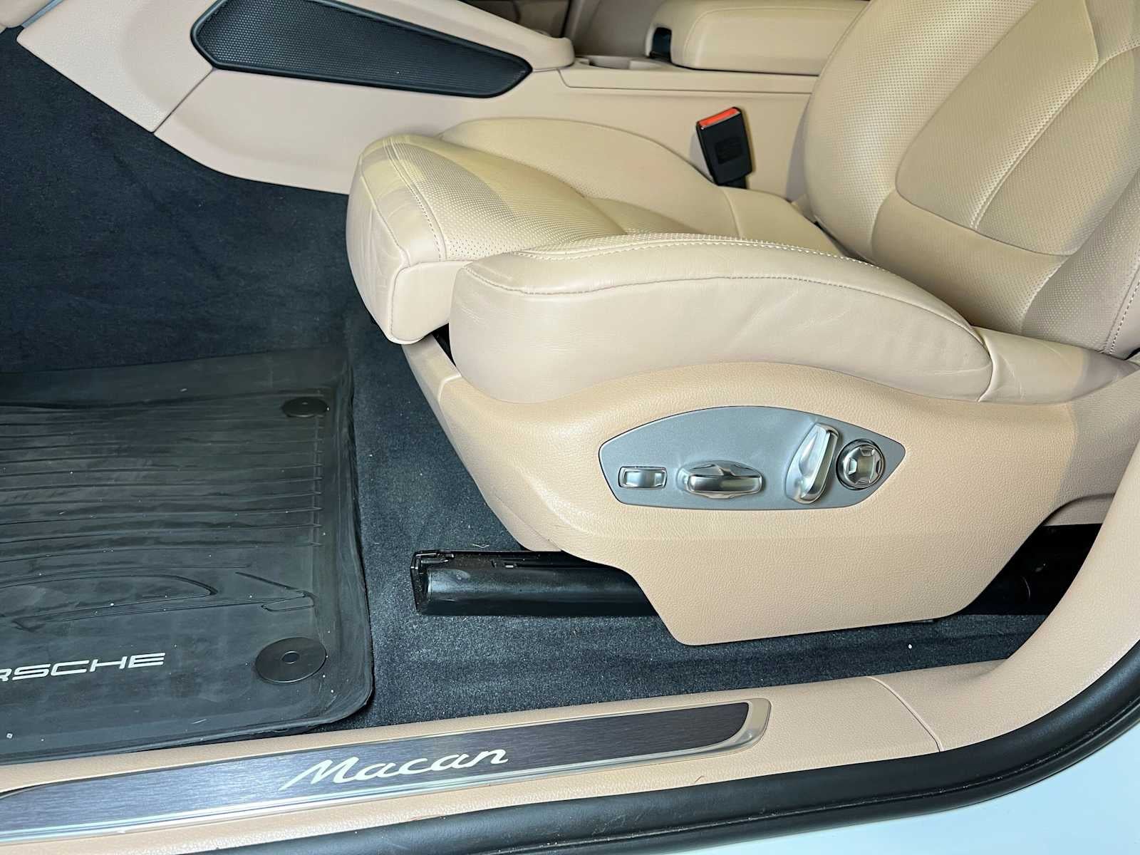 2025 Porsche Macan AWD