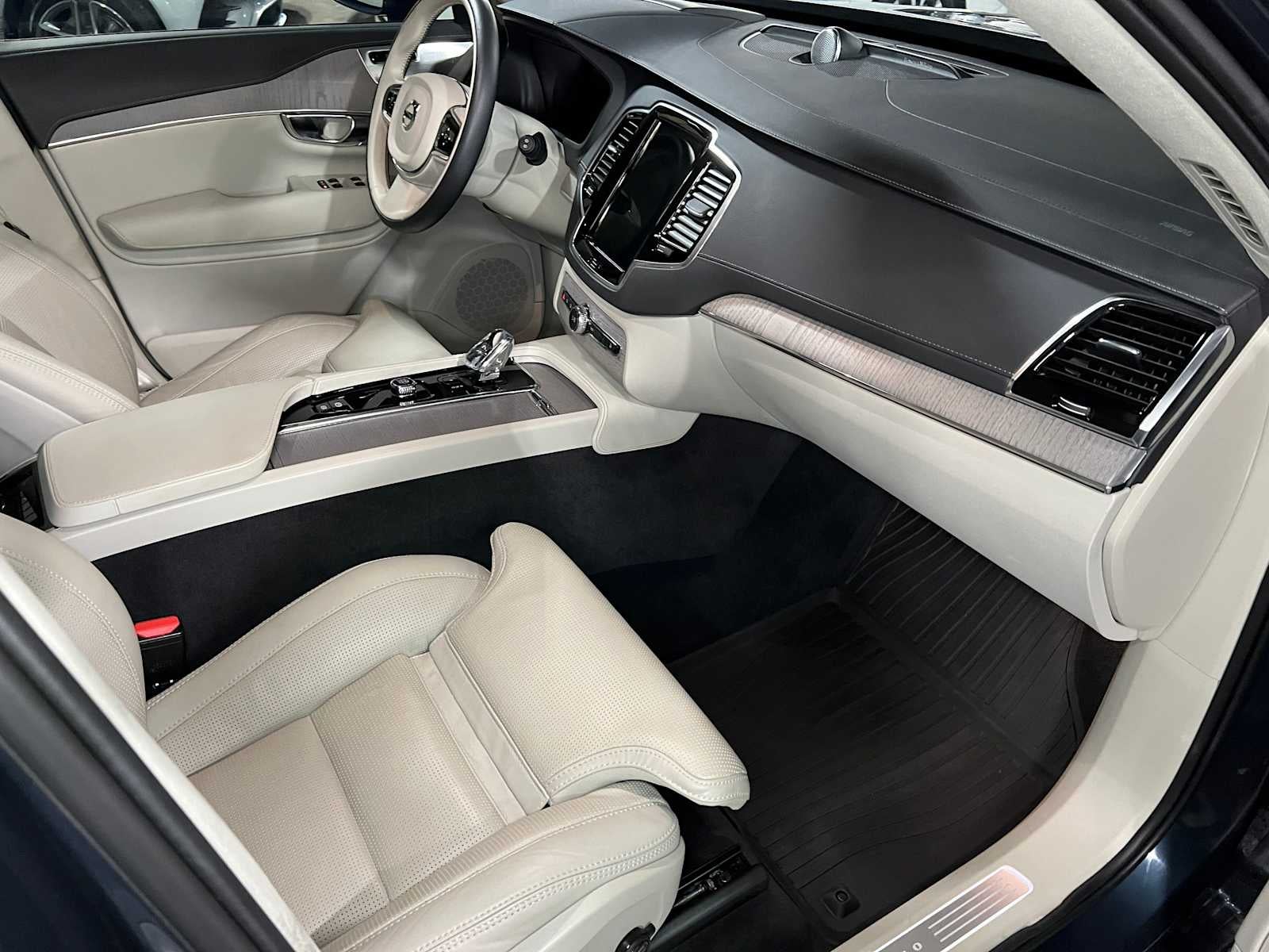 2024 Volvo XC90 Ultimate Bright Theme