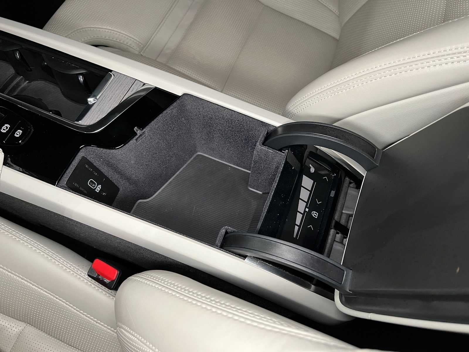 2024 Volvo XC90 Ultimate Bright Theme