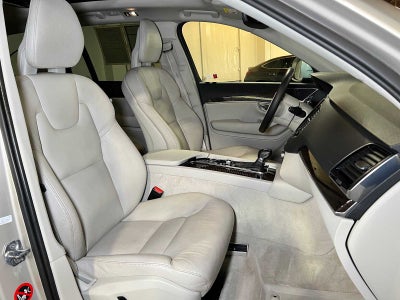 2016 Volvo XC90 T6 Momentum