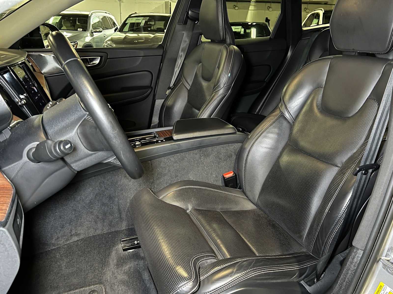 2023 Volvo XC60 Ultimate Dark Theme