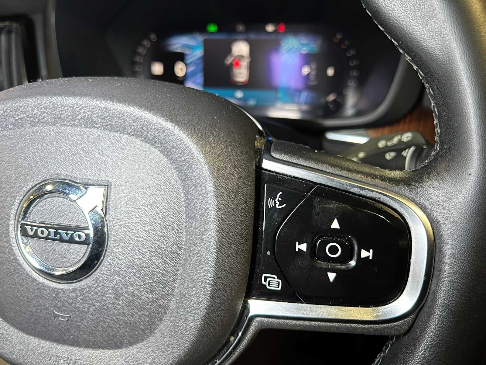 2023 Volvo XC60 Ultimate Dark Theme