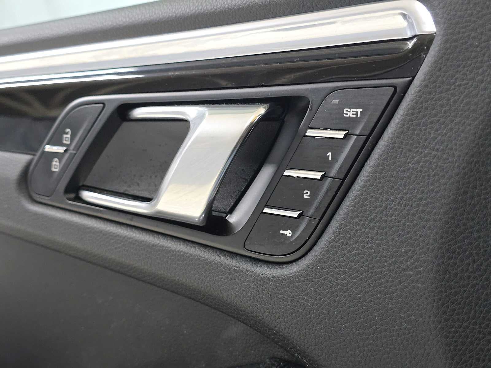 2025 Porsche Macan AWD