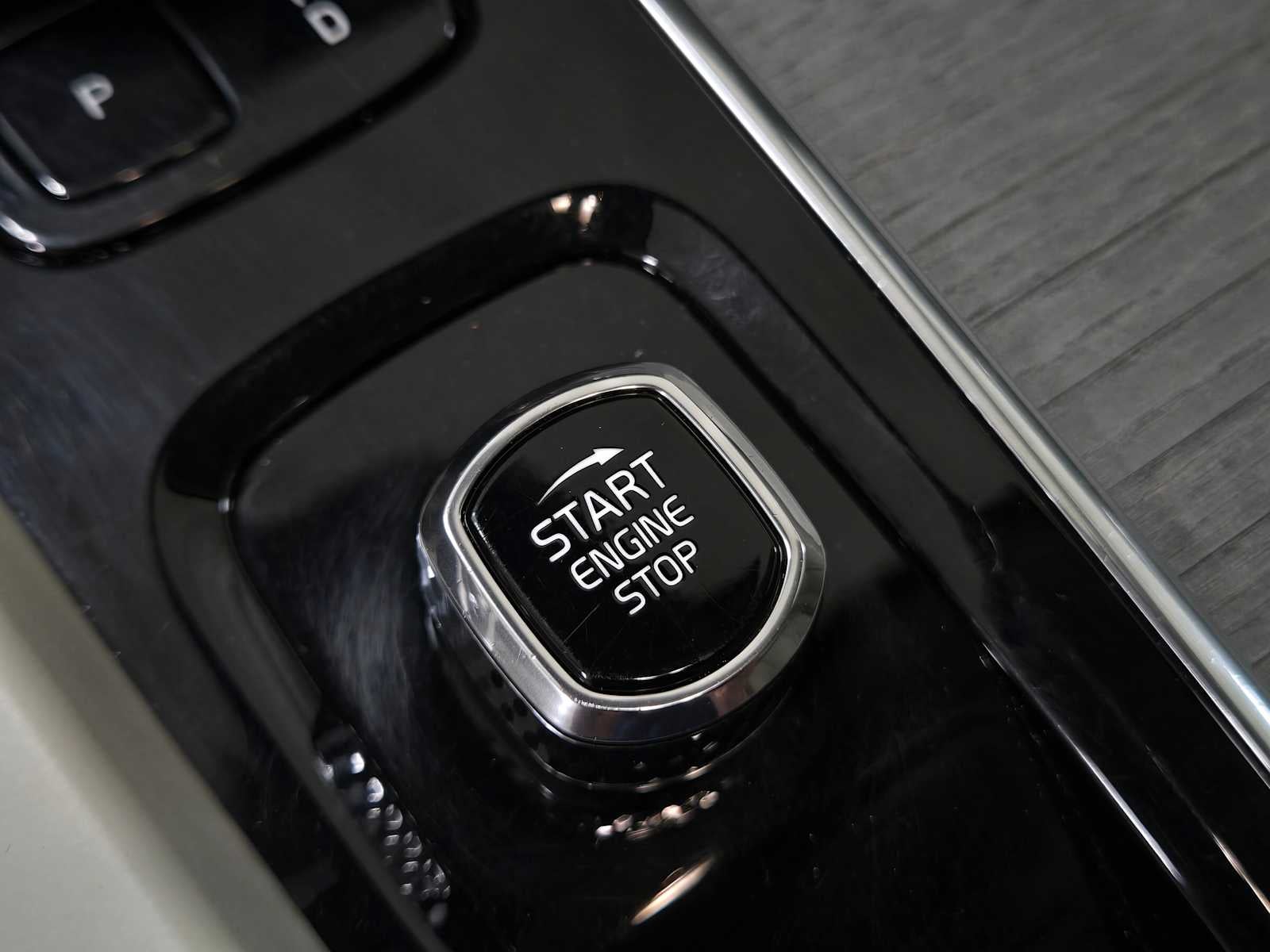 2023 Volvo XC60 Recharge Plug-In Hybrid Plus Bright Theme