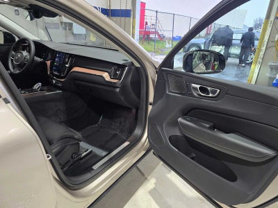 2023 Volvo XC60 Recharge Plug-In Hybrid Ultimate Dark Theme