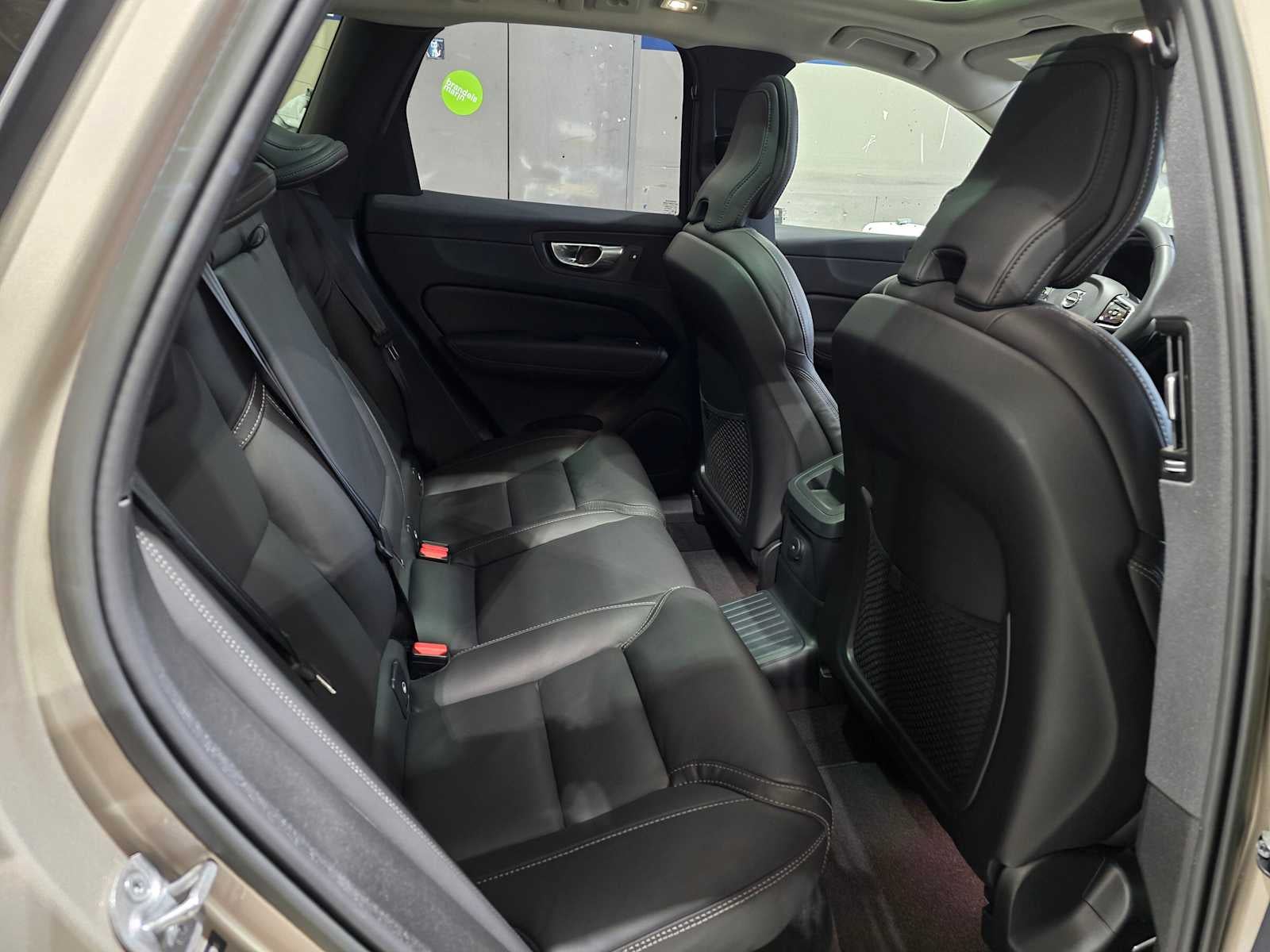 2023 Volvo XC60 Recharge Plug-In Hybrid Ultimate Dark Theme