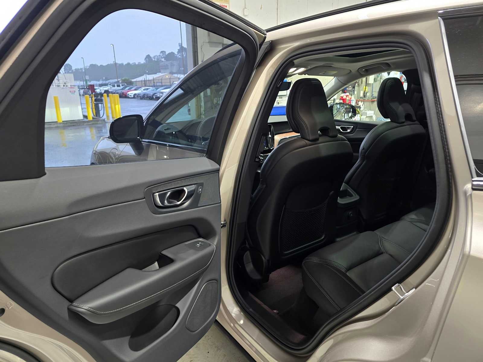 2023 Volvo XC60 Recharge Plug-In Hybrid Ultimate Dark Theme