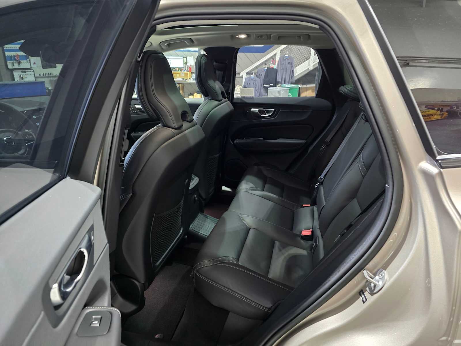 2023 Volvo XC60 Recharge Plug-In Hybrid Ultimate Dark Theme