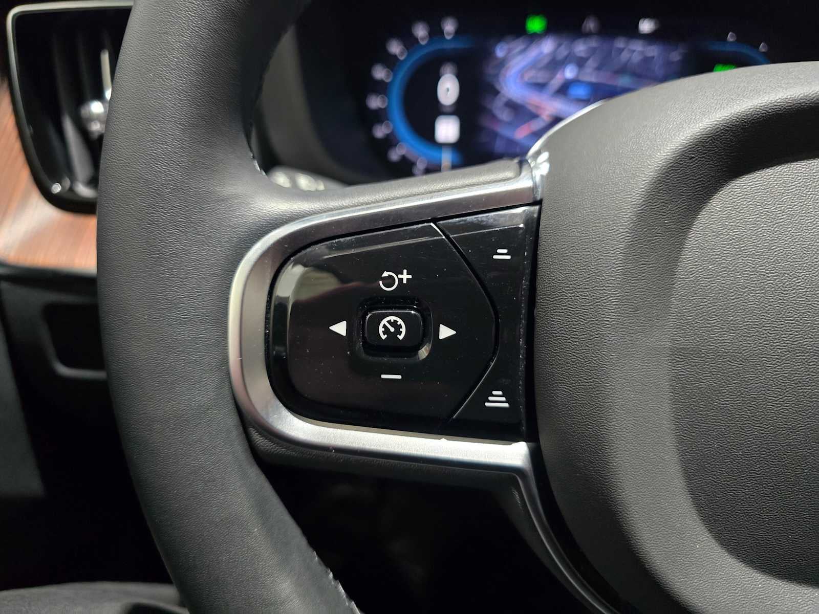 2023 Volvo XC60 Recharge Plug-In Hybrid Ultimate Dark Theme