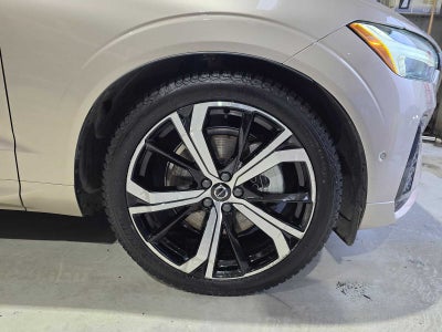 2023 Volvo XC60 Recharge Plug-In Hybrid Ultimate Dark Theme